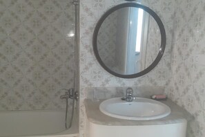 Apartment | Bathroom | Combined shower/bathtub, deep-soaking bathtub, towels