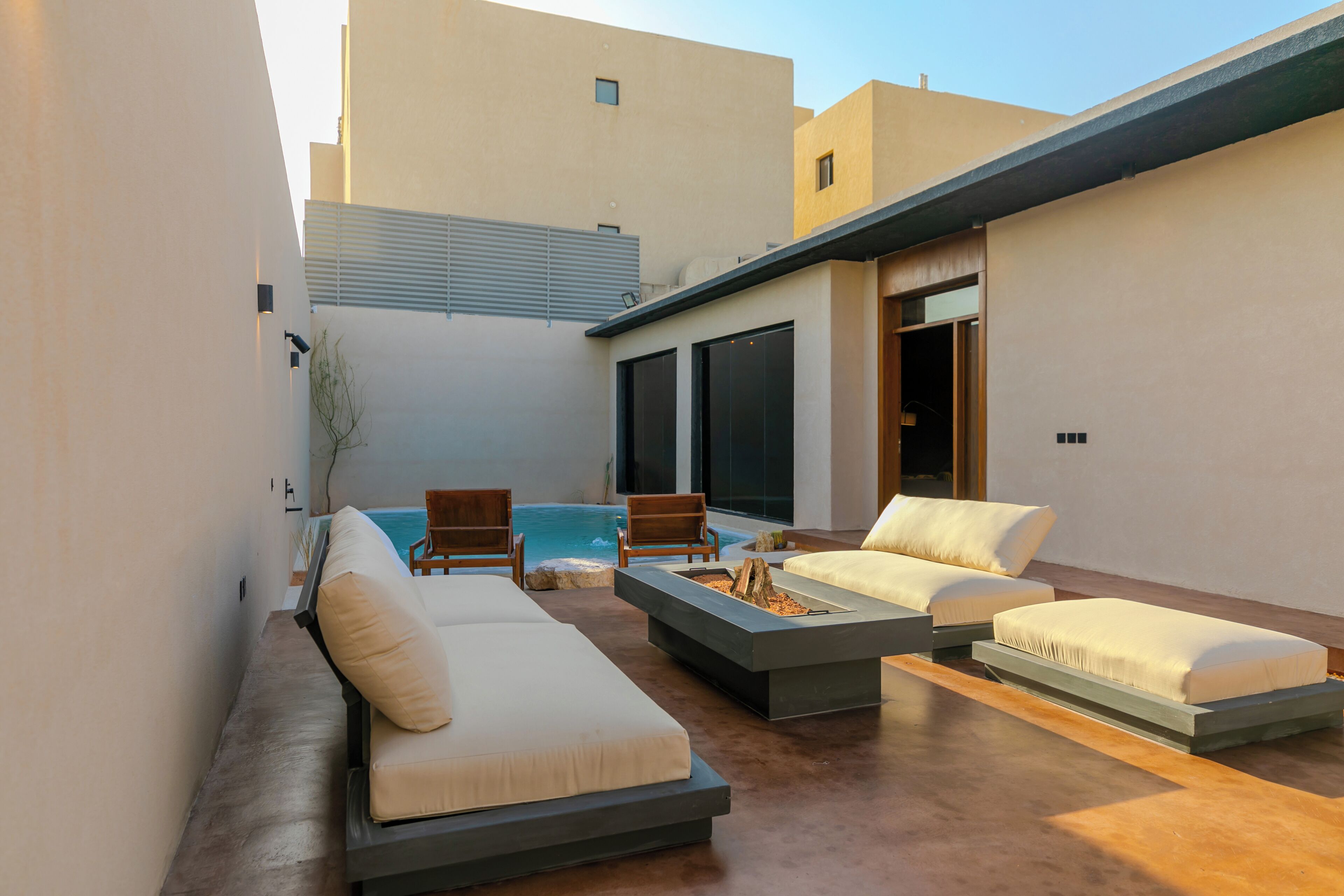 6 座室內游泳池