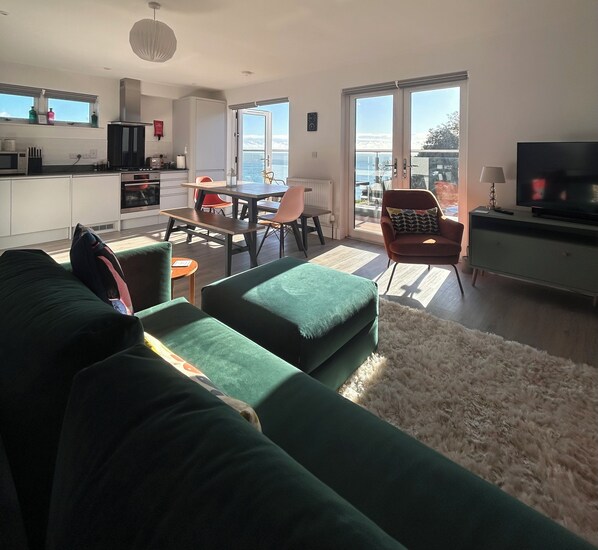 Smart TV, books, stereo