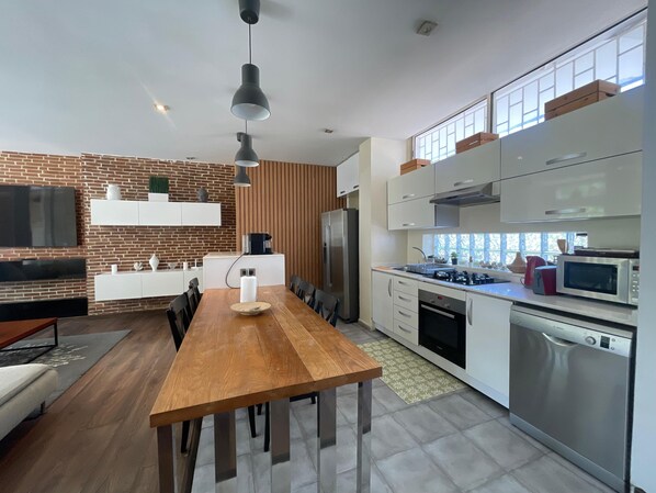 Fridge, stovetop, coffee/tea maker