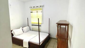 4 bedrooms, iron/ironing board, bed sheets