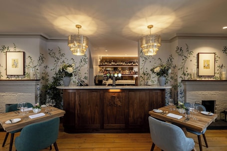 Bar (en la propiedad). The Blue Pigeons Hotel