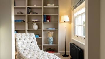 Deluxe Suite | In-room safe, blackout drapes, iron/ironing board, free WiFi