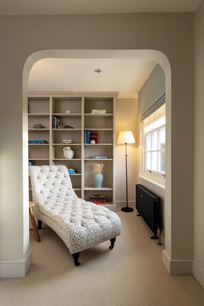 Deluxe Suite | In-room safe, blackout drapes, iron/ironing board, free WiFi - The Blue Pigeons Hotel  (Worth)