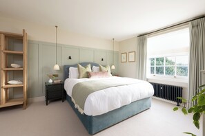 Deluxe Suite | 1 bedroom, in-room safe, blackout curtains, iron/ironing board