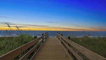 På stranden, solsenger og strandhåndklær