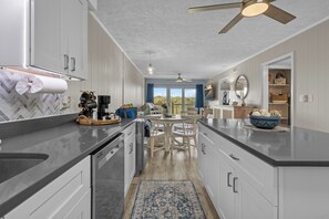 冷蔵庫、電子レンジ、オーブン、コンロ