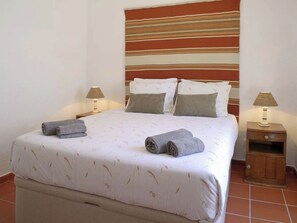 3 chambres, fer et planche à repasser, Wi-Fi, draps fournis