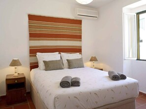 3 bedrooms, iron/ironing board, internet, bed sheets