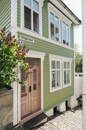 Exterior detail - Historic 4BR House l 2 Free Parking l Balcony&Terrace (Bergen)