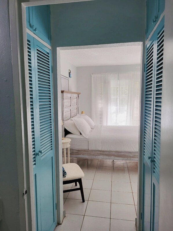 1 bedroom, free WiFi, bed sheets - Serene Super Studio Apartment with porch in Kingston (Kingston)