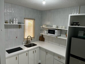 Fridge, microwave, stovetop, coffee/tea maker - Serene Super Studio Apartment with porch in Kingston (Kingston)