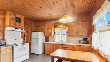 Kylskåp, mikrovågsugn, spishäll och kaffe- och tebryggare