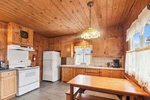 Frigorífico, microondas, placa de cocina y cafetera o tetera