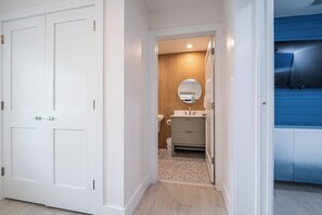 シャワー、ヘアドライヤー、タオル、トイレットペーパー