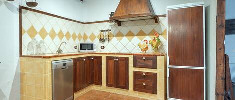 Mikrowelle, Herdplatte, Geschirrspüler