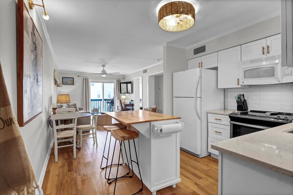 冷蔵庫、電子レンジ、オーブン、コンロ