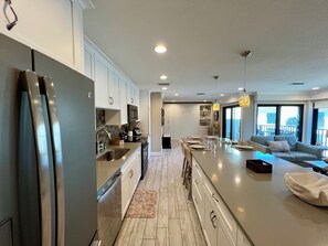 Kjøleskap og kokeplater