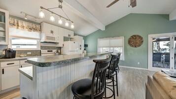 Réfrigérateur, micro-ondes, four, plaque de cuisson