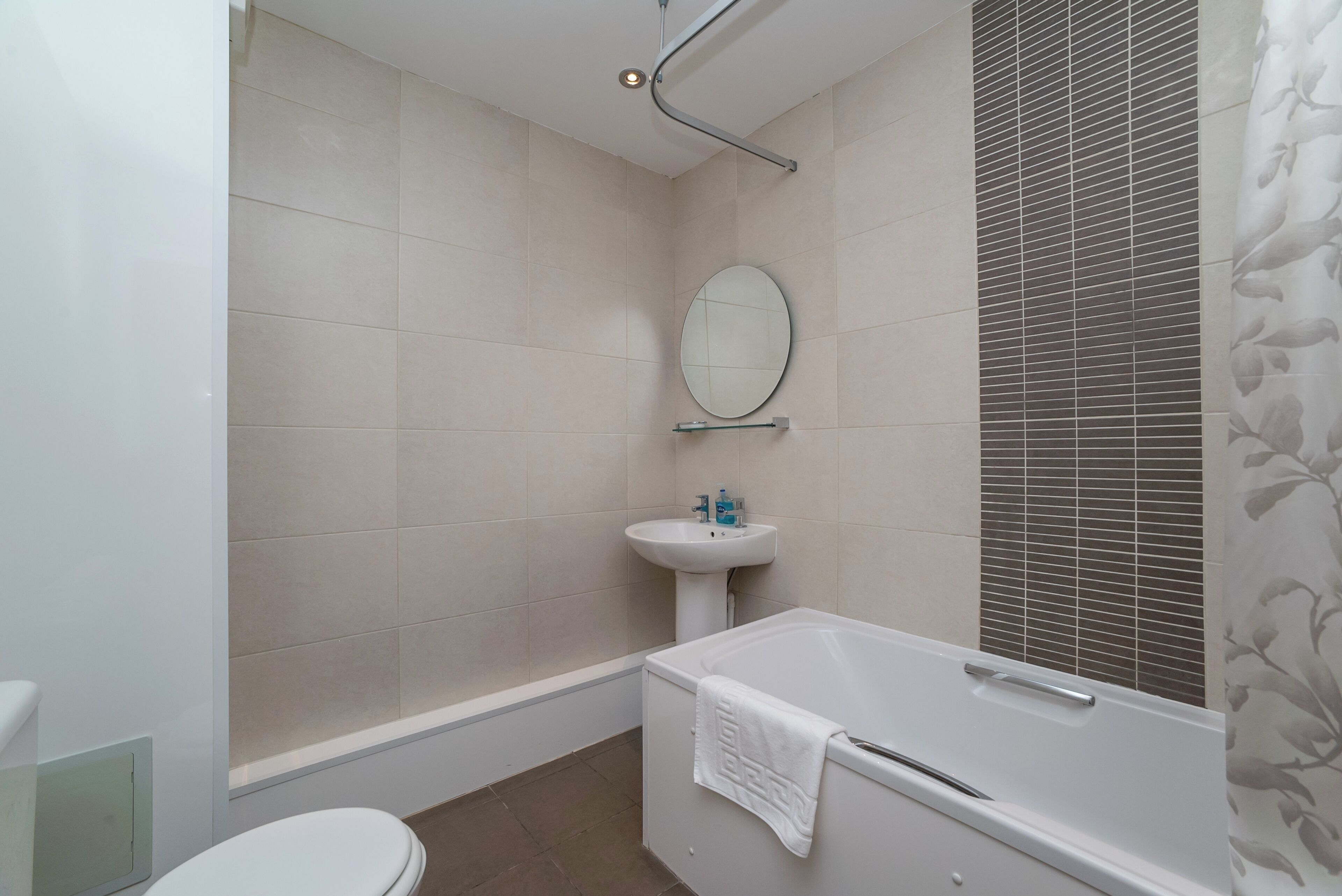 Un bagno moderno con una vasca, un lavandino e un water.