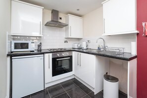 Fridge, microwave, oven, stovetop - 2 Bedroom Apartrment (Newcastle-upon-Tyne)