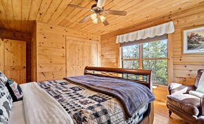 2 bedrooms, desk, iron/ironing board, WiFi - Cozy Bear Lodge - *Decorates for Christmas* Big View, Spacious Home! (Mill Spring)