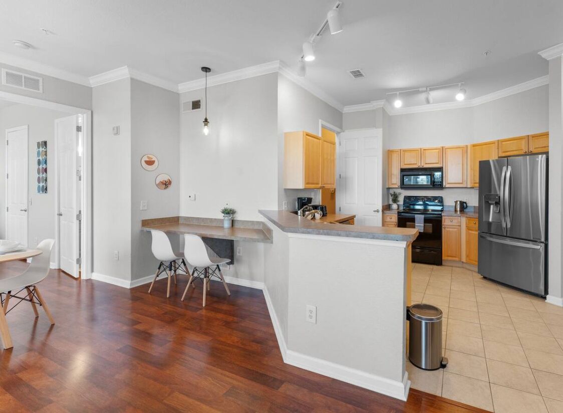 Een koelkast, een magnetron, een oven, een kookplaat