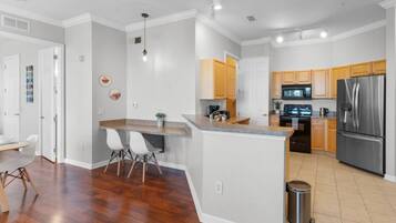 Een koelkast, een magnetron, een oven, een kookplaat