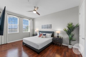 2 bedrooms, desk, iron/ironing board, travel cot - 721TR 2BR Condo APT Heated Pool HotTub King Bed (Davenport)