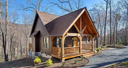 Happy Bear: Lake Lure Cottage Hot Tub & Fire Pit