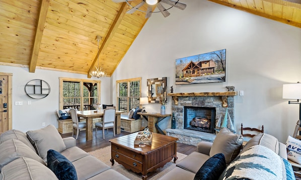 Smart TV, fireplace - Happy Bear - *Decorates for Christmas* Lake Lure Cottage Hot Tub & Fire Pit (Lake Lure)