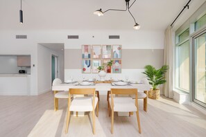 House - Chic 2BR Downtown Haven w Balcony City Views (Dubai)