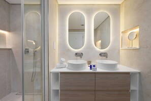 House - Chic 2BR Downtown Haven w Balcony City Views (Dubai)