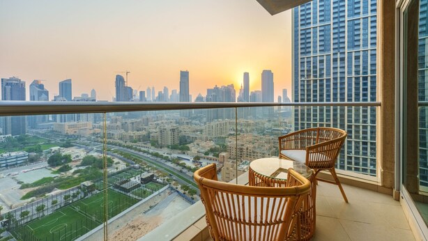 House - Chic 2BR Downtown Haven w Balcony City Views (Dubai)