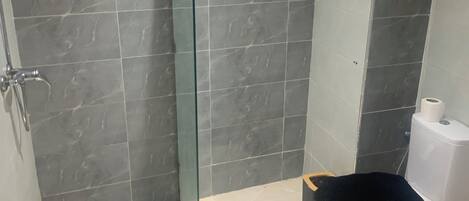 Douche, serviettes fournies, savon, papier toilette