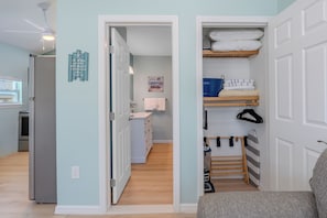 Eine moderne KĂŒche mit Einbauofen und KĂŒhlschrank.