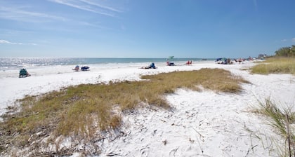 🌊Walk to Beach-Pet Friendly-Cozy 1 Bedroom-Island Paradise 4🌊