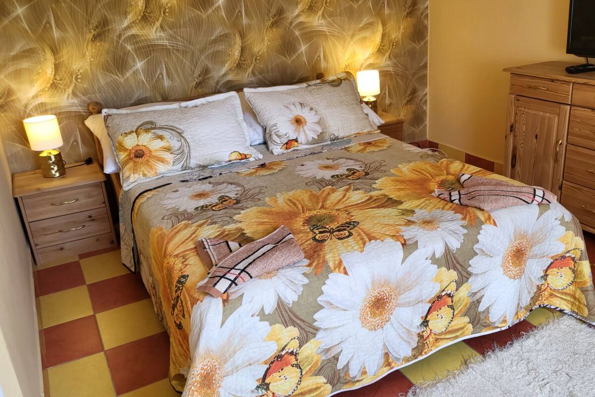 Superior Apartment, Mountain View | Blackout curtains, iron/ironing board, free WiFi