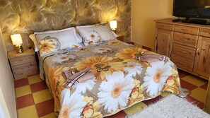 Apartamento superior, vistas a la montaña | Cortinas opacas, tabla de planchar con plancha, wifi gratis