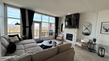Smart TV, fireplace