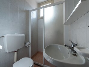 apartman, 1 hálószobával, teraszos udvar, kilátással a kertre | Fürdőszoba