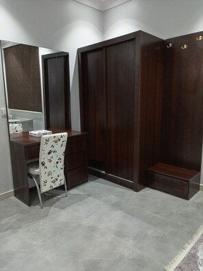 Alloggio su due livelli, vista città | Una cassaforte in camera, ferro/asse da stiro, Wi-Fi gratuito