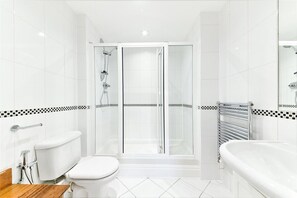 Appartement | Salle de bain | Douche, serviettes fournies