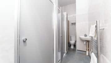 Apartamento | Banheiro | Chuveiro, secador de cabelo, toalhas de banho