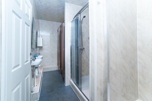 Bathroom - Cityscape Retreat in Newcastle (Newcastle-upon-Tyne)
