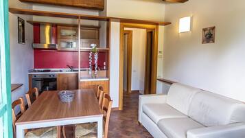 Schreibtisch, laptopgeeigneter Arbeitsplatz, schallisolierte Zimmer