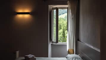 Schreibtisch, laptopgeeigneter Arbeitsplatz, schallisolierte Zimmer