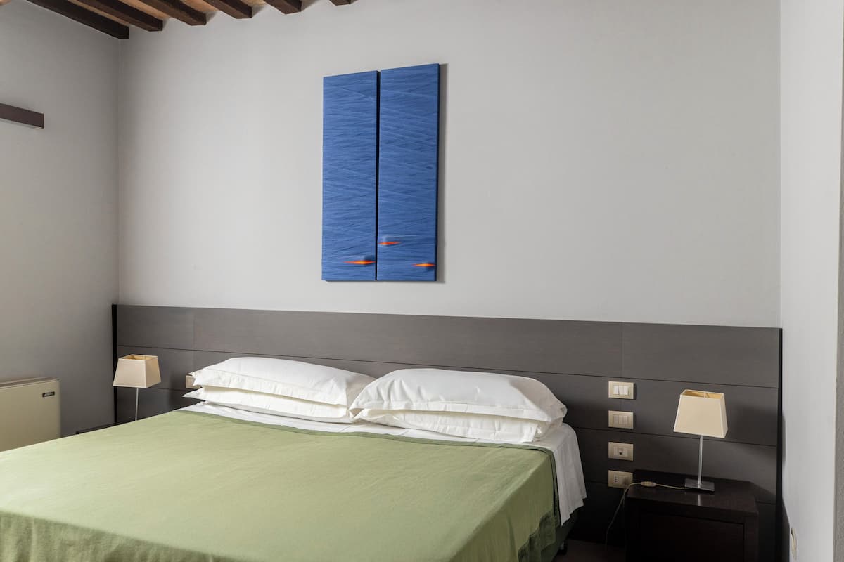 Kamer (King with Balcony) | Een bureau, een laptopwerkplek, geluiddichte muren, gratis wifi
