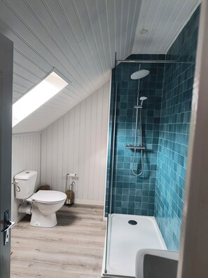 Douche, sĂšche-cheveux, serviettes fournies, papier toilette