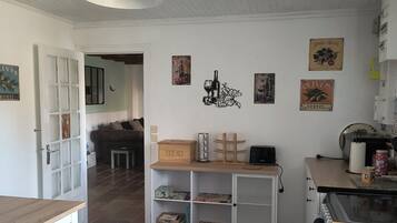 Fridge, microwave, oven, coffee/tea maker